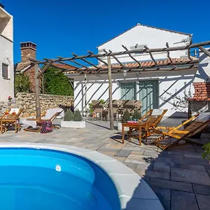 Villa Elm, Milohnici